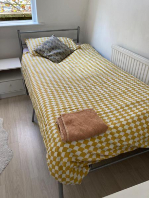 Redecorated Single room with shared bathroom and kitchen